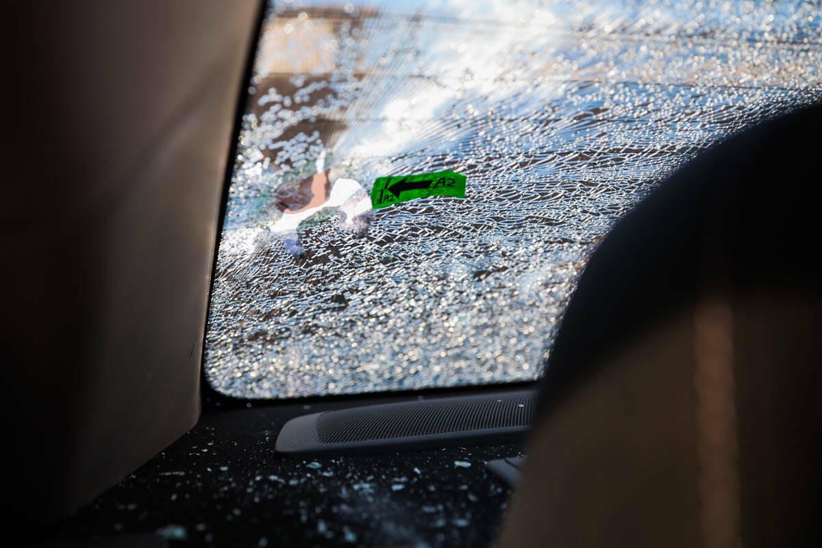 Un agujero de bala visto en la ventana trasera del auto de Martha Carbajal, el miércoles 16 de ...