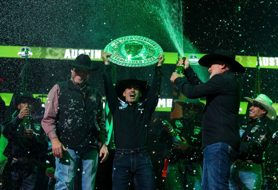 José Vitor Leme, de los Austin Gamblers, sostiene el trofeo mientras sus compañeros de equipo ...