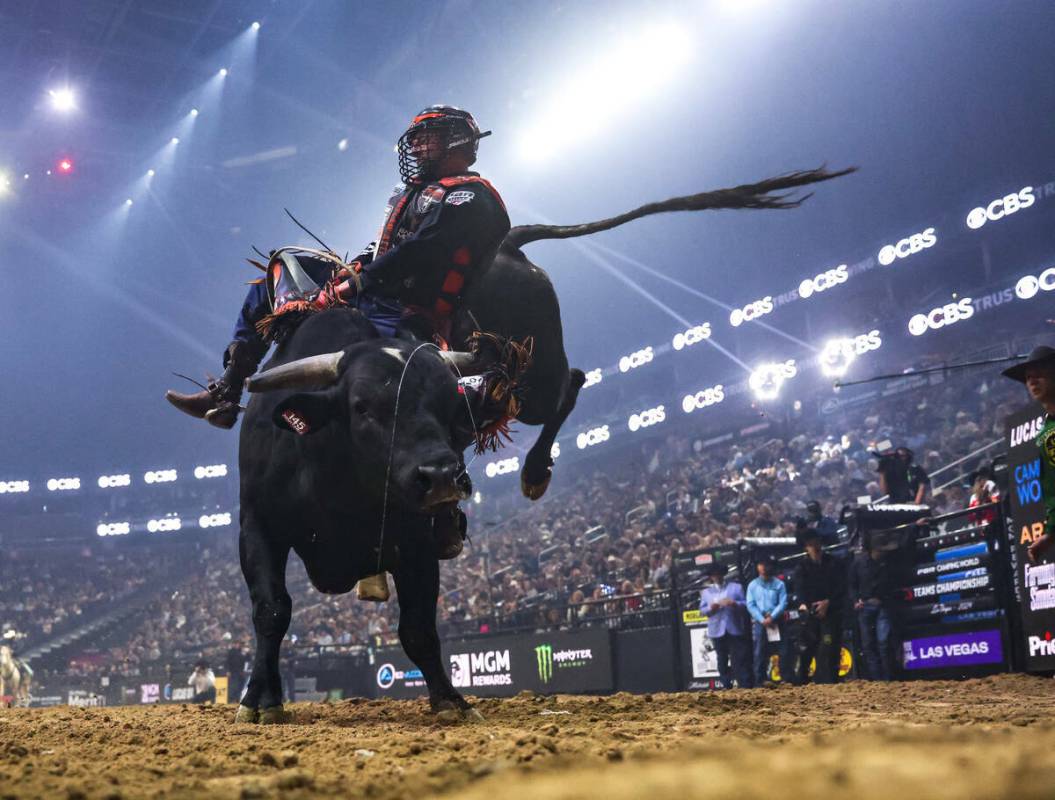 Brennon Eldred, de los Kansas City Outlaws, monta un toro en el Campeonato de Equipos de Jinete ...