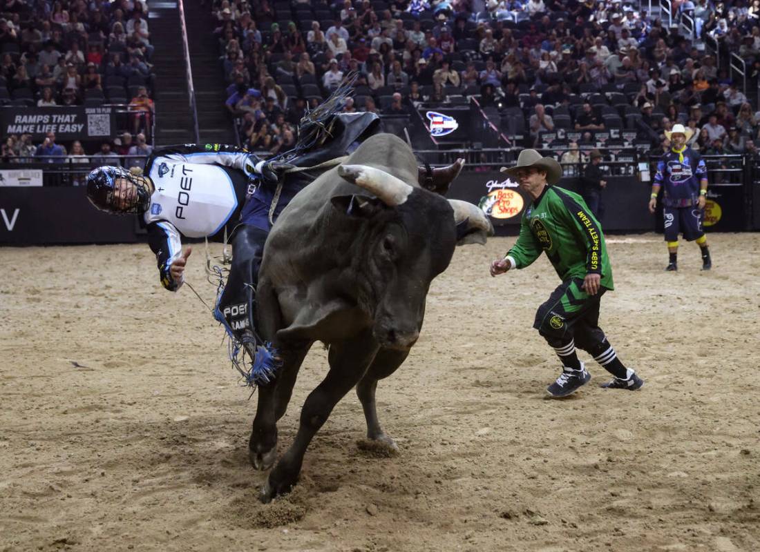 Derek Kolbaba, de los Carolina Cowboys, monta un toro en el Campeonato de Equipos de Jinetes Pr ...