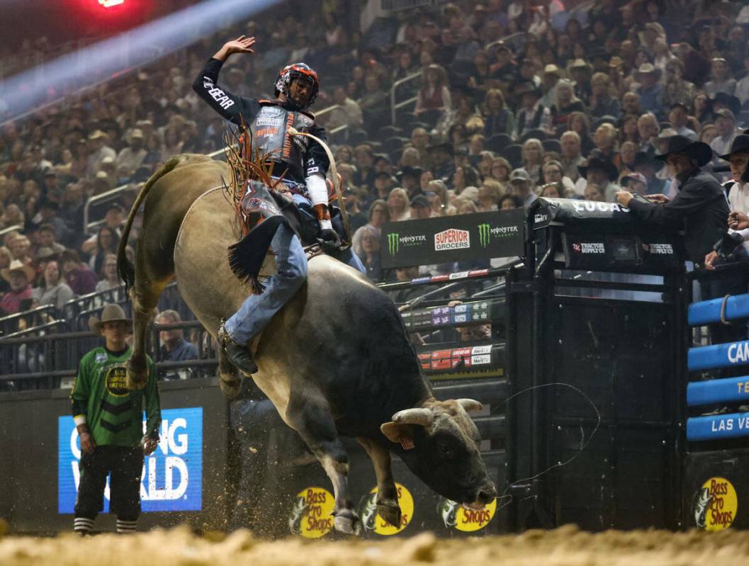 Sandro Batista, de los Kansas City Outlaws, monta un toro en el Campeonato de Equipos de Jinete ...