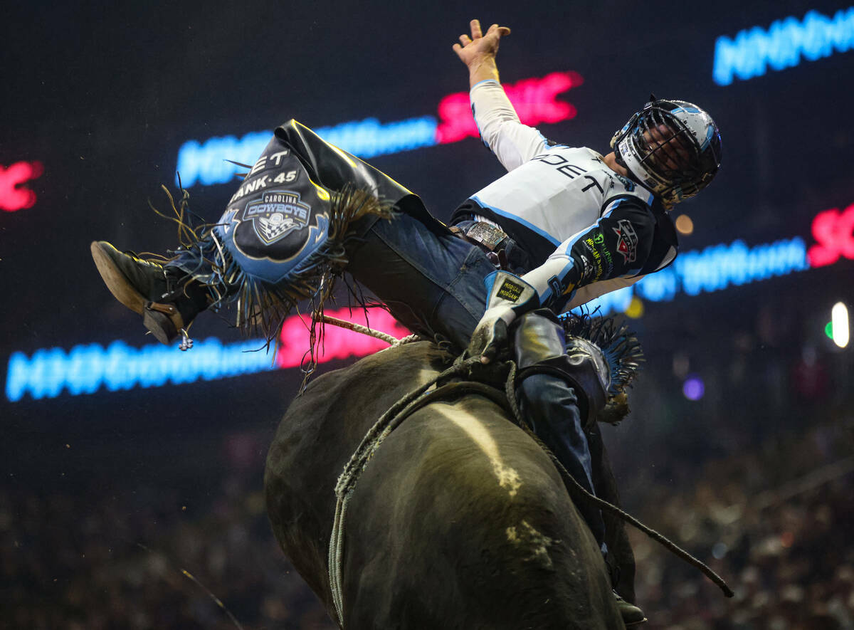 Daylon Swearingen, de los Carolina Cowboys, monta un toro en el Campeonato de Equipos de Jinete ...