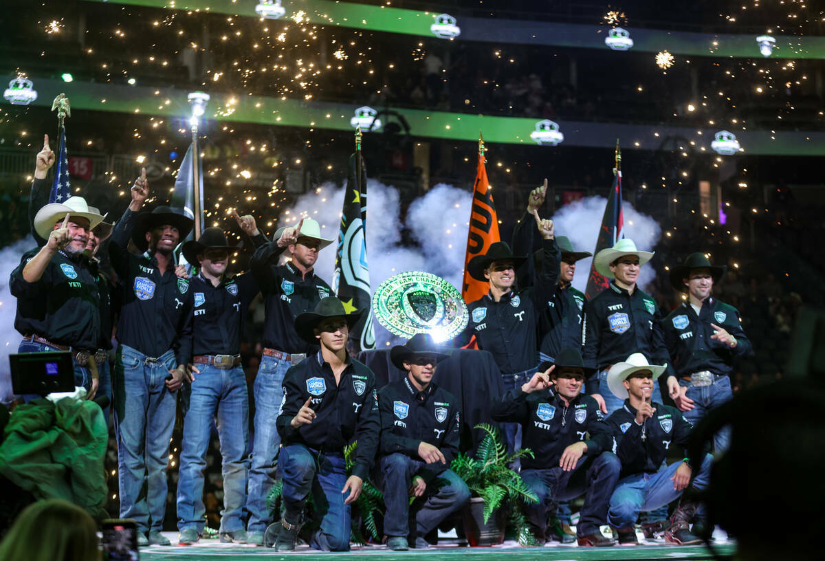 Los Austin Gamblers posan para fotos después de ganar el Campeonato de Equipos de Jinetes Prof ...