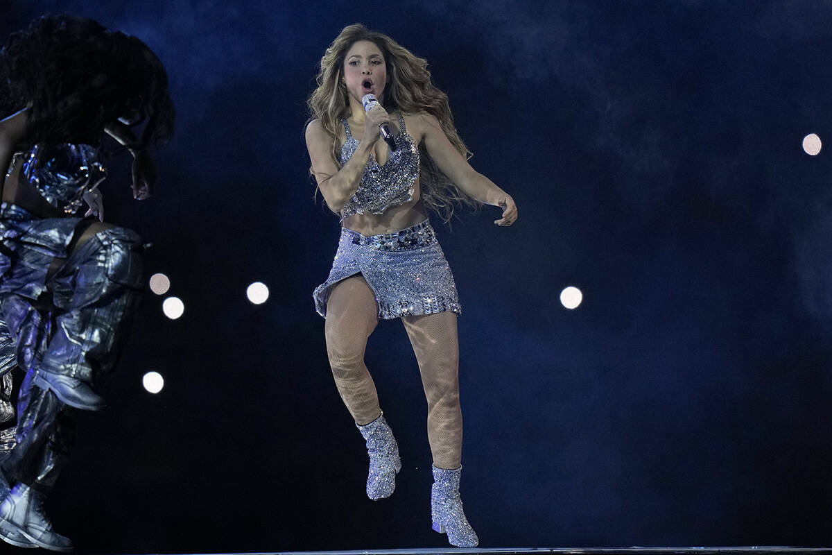 La cantante colombiana Shakira actúa en el medio tiempo del partido final de la Copa América ...