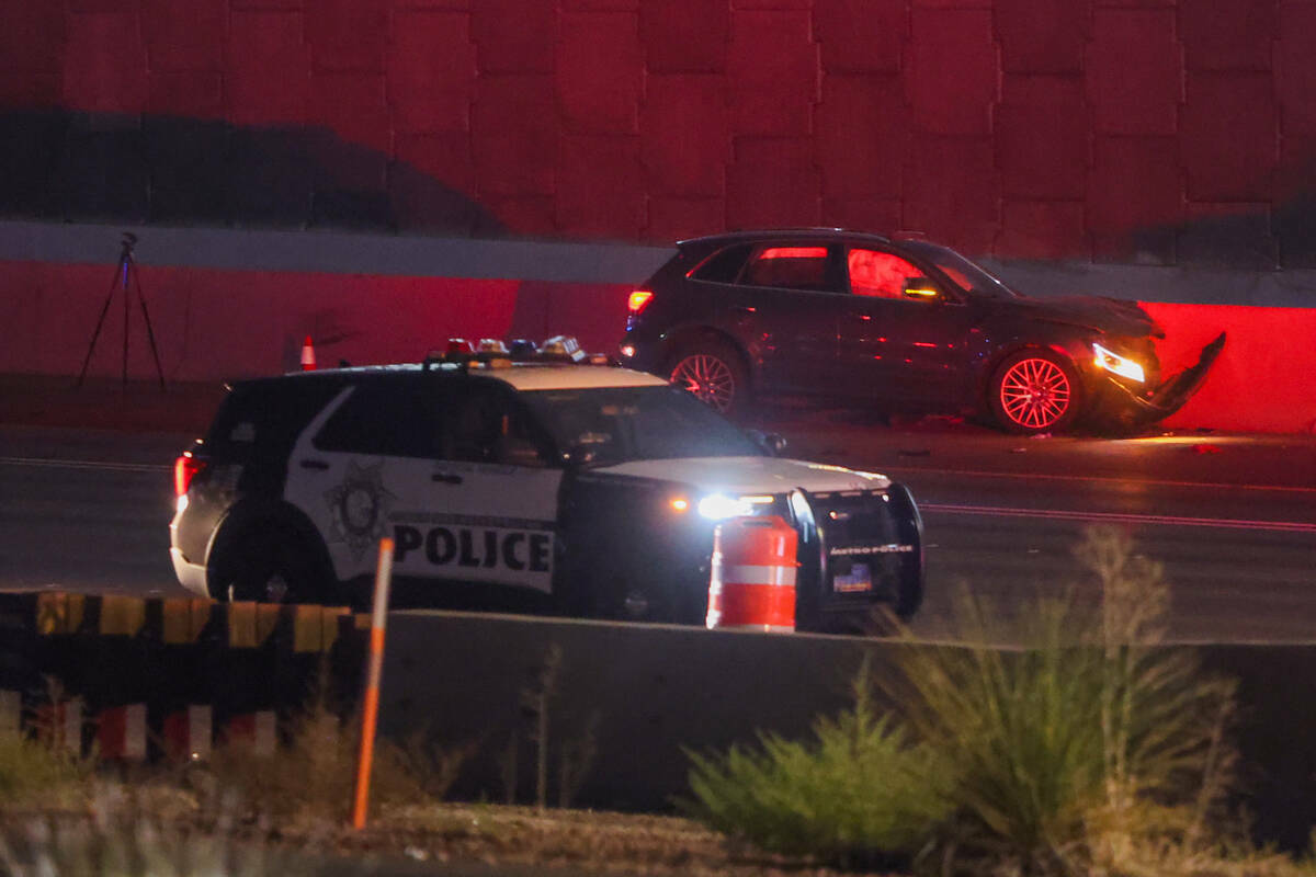 Fuerzas del orden investigan un tiroteo en la Interstate 15 en dirección sur, el jueves 8 de a ...