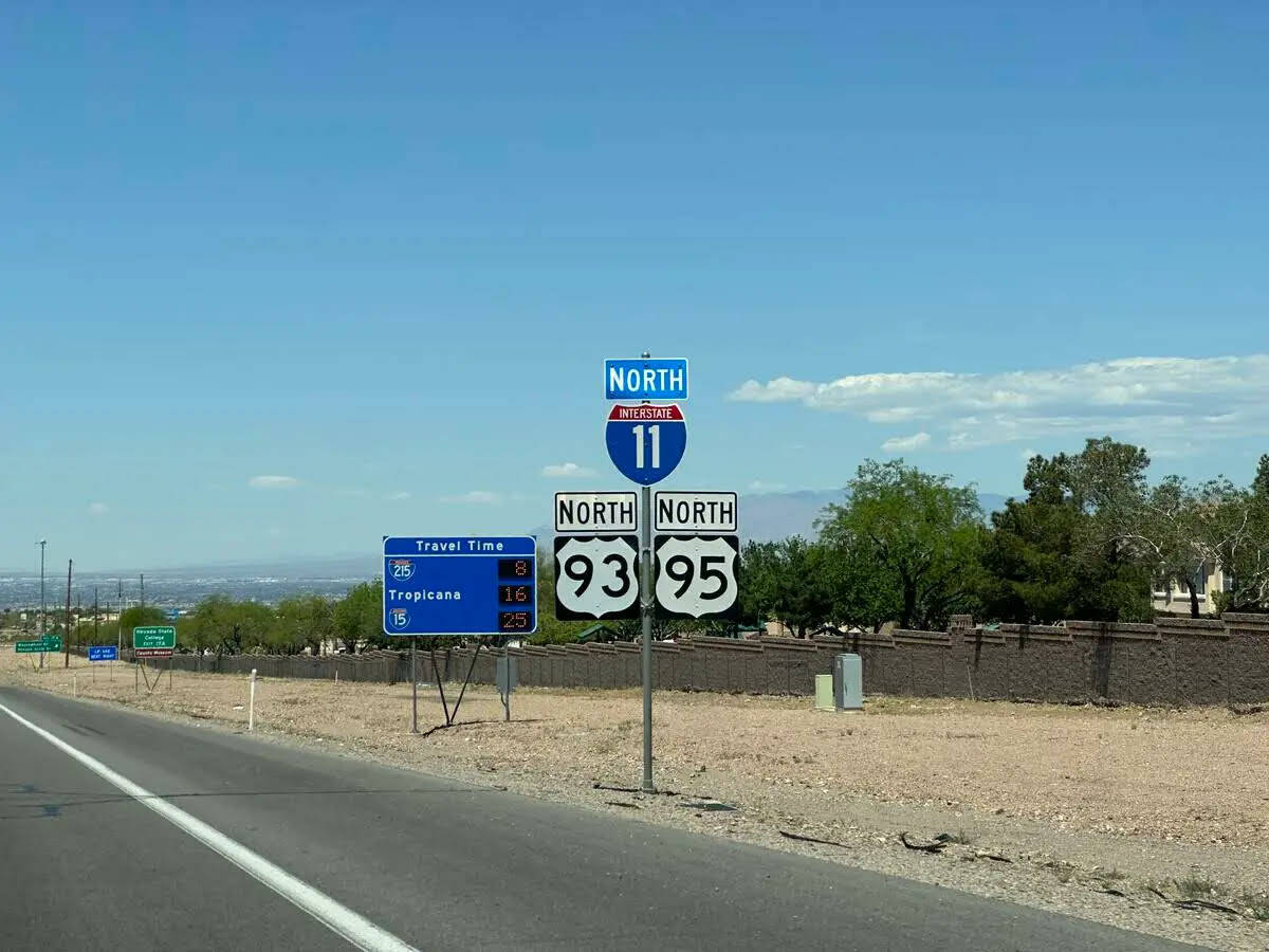 Una señal de la Interstate 11 en Henderson, el 21 de abril de 2024. (Mick Akers/Las Vegas Revi ...