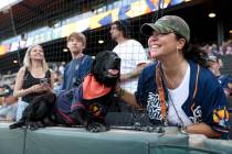 Finn the Bat Dog posa con los fanáticos en la noche de su retiro como el veterano recuperador ...