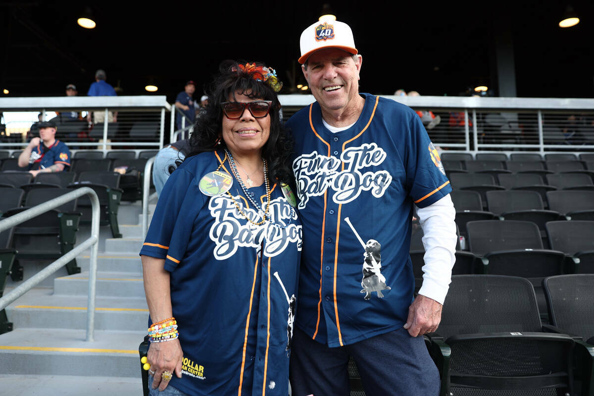 Mercedes y Joseph Yeoman, de St. George, Utah, posan con sus camisetas de Finn the Bat Dog ante ...