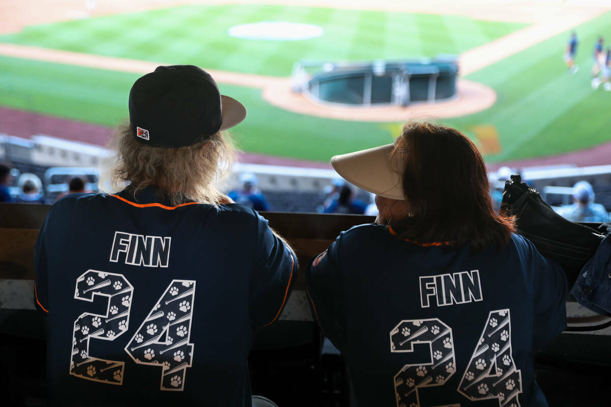 Fanáticos usan camisetas de Finn the Bat Dog en la noche de su retiro como el recuperador de b ...