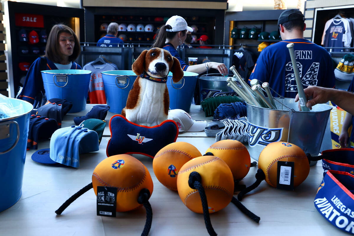 Juguetes para perros y mercancía de Finn the Bat Dog están a la venta en la noche del retiro ...