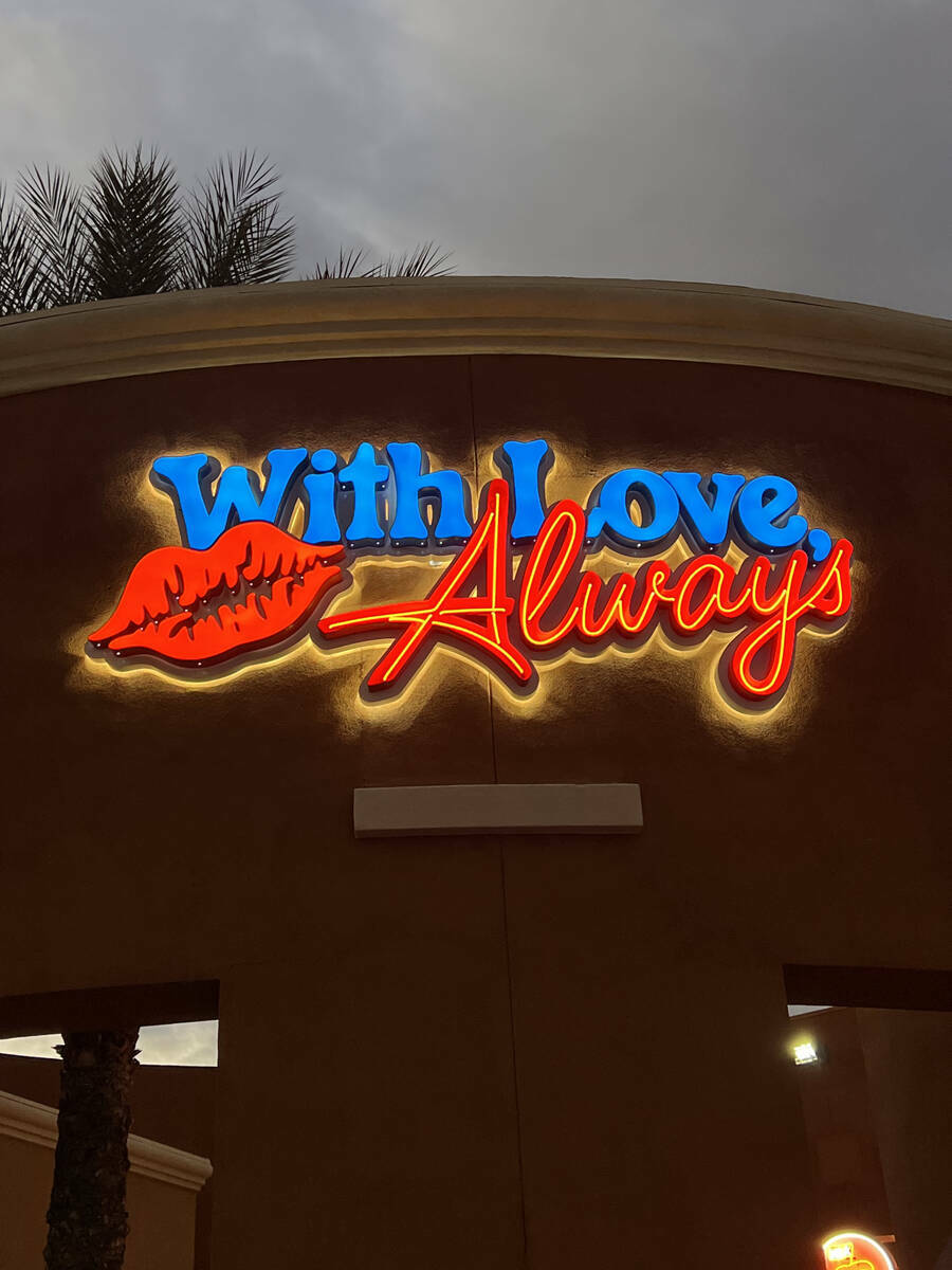 El letrero brilla en With Love, Always, un nuevo restaurante a partir del otoño de 2024 en el ...