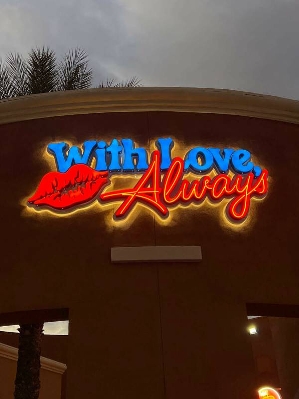 El letrero brilla en With Love, Always, un nuevo restaurante a partir del otoño de 2024 en el ...