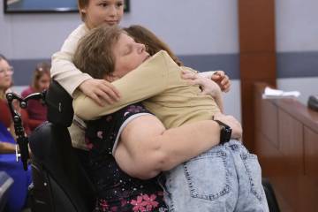 Amber Reedy abraza a su hija Isabella McPherson, de 12 años, y a su hijo Roman Ferris, de 9, d ...