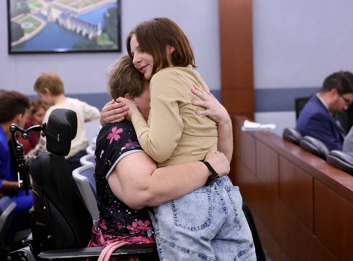 Amber Reedy abraza a su hija Isabella McPherson, de 12 años, después de que Isabella diera un ...