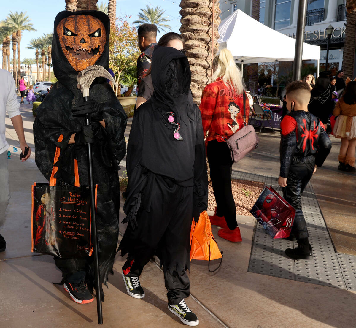 Isaiah, de 11 años, a la izquierda, e Isaac Scott, de 10, de North Las Vegas, durante la Hallo ...