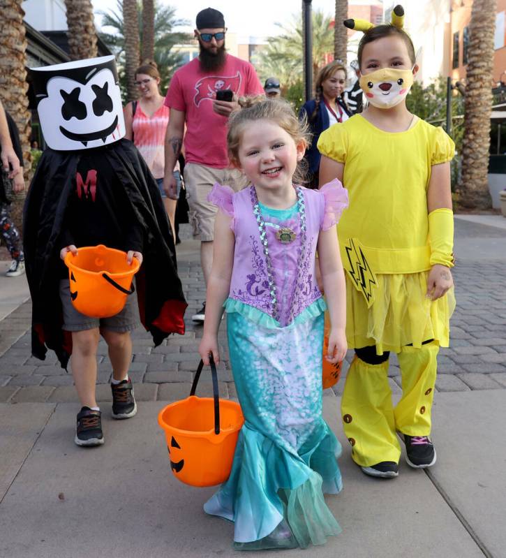 Autumn Manosh, de 5 años, de Henderson, en el centro, durante la Halloween Ghost Walk at The D ...