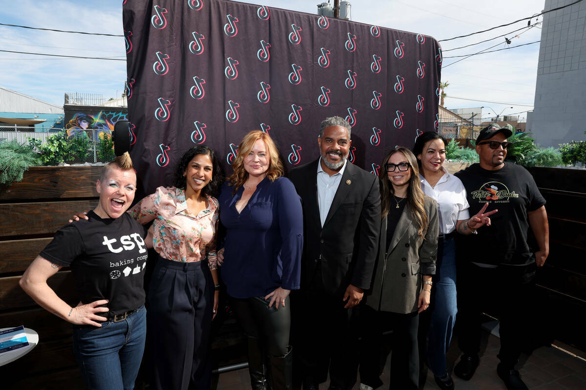 El representante Steven Horsford, demócrata de Nevada, en el centro, posa con propietarios de ...