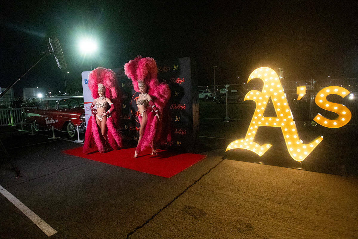 Coristas son filmadas antes de la implosión del Tropicana, el miércoles 9 de octubre de 2024, ...