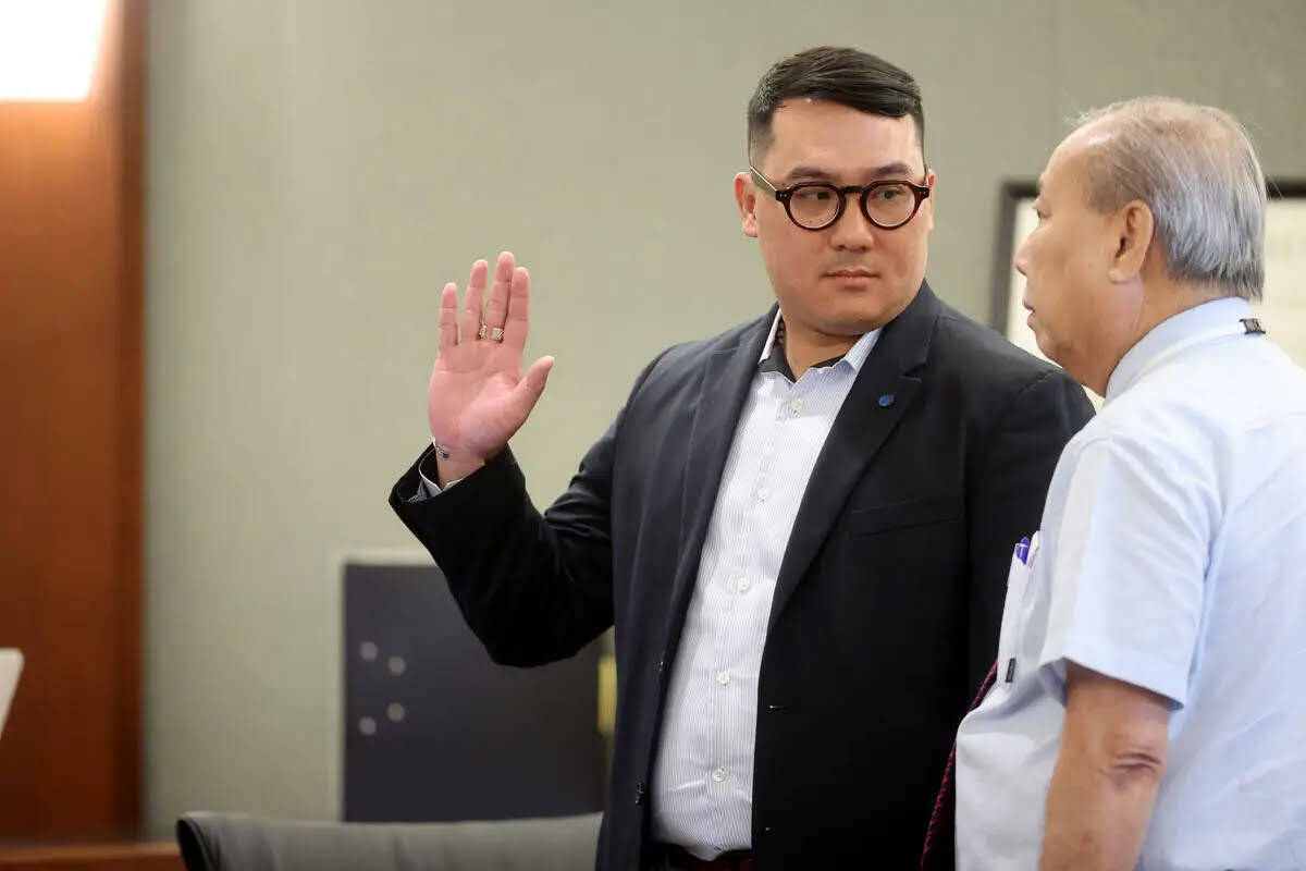 Tuan Trinh, testigo, es juramentado con la ayuda del intérprete Jimmy Tong Nguyen, durante el ...