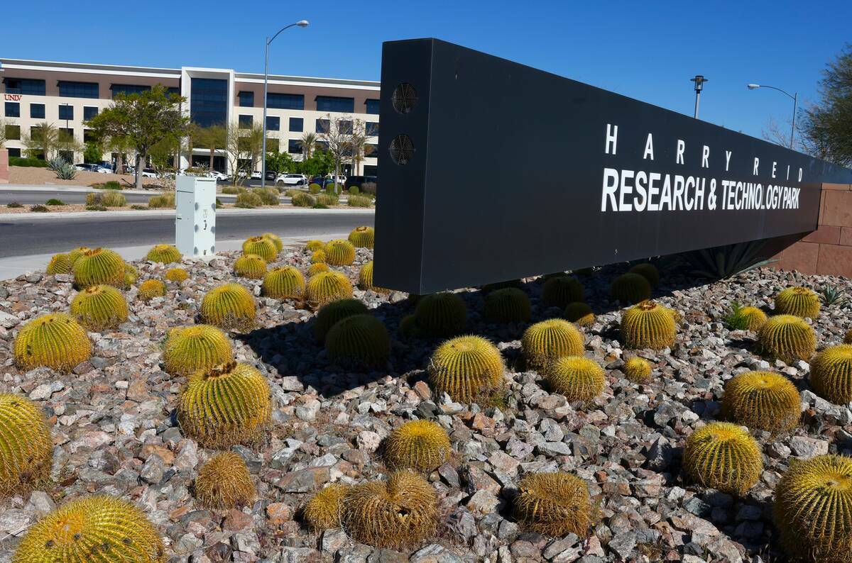 UNLV Black Fire Innovation, el primer edificio tecnológico insignia, fotografiado en el Harry ...