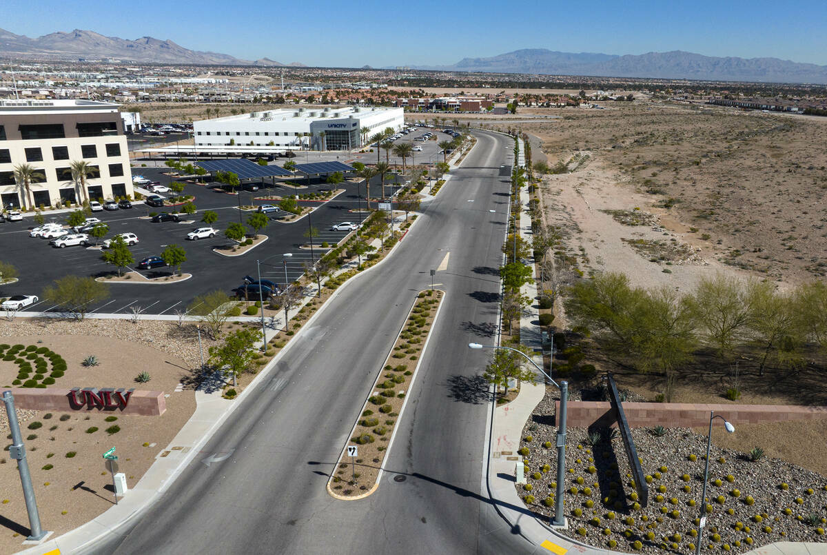 De izquierda a derecha, UNLV Black Fire Innovation, el primer edificio tecnológico emblemátic ...