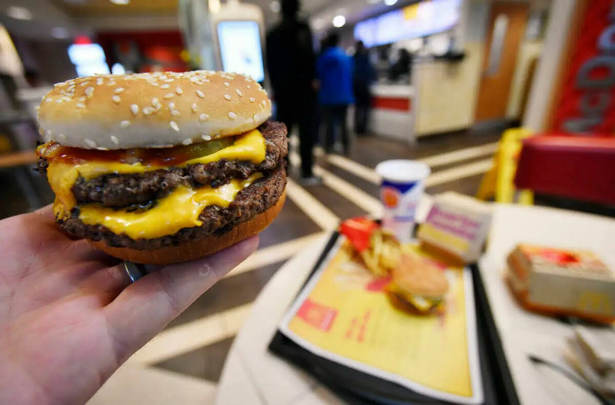 Imagen de una Double Quarter Pounder de McDonald’s, el 6 de marzo de 2018, en Atlanta. (Foto ...