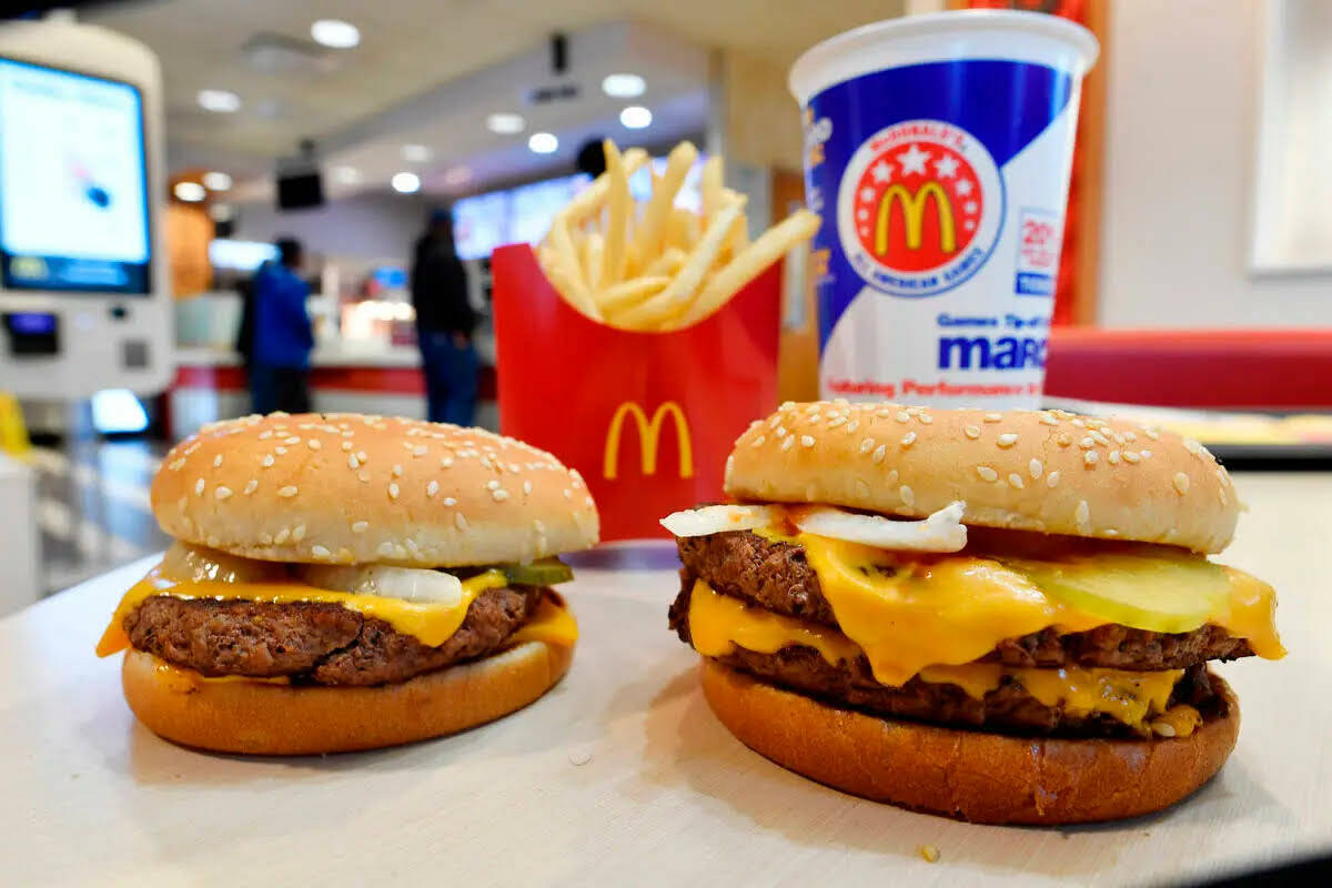 En esta foto de archivo del 6 de marzo de 2018, en Atlanta, se muestran una Quarter Pounder (iz ...