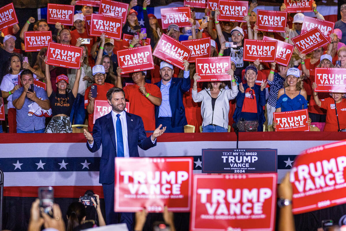 El candidato republicano a la vicepresidencia, el senador J.D. Vance, llega al escenario para h ...