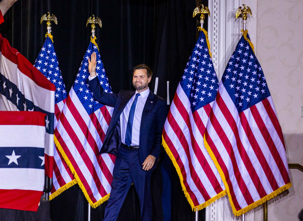 El candidato republicano a la vicepresidencia, el senador J.D. Vance, llega al escenario para h ...