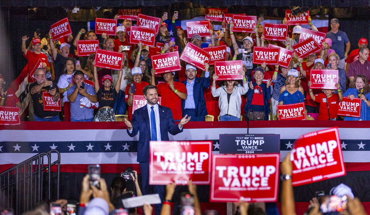 El candidato republicano a la vicepresidencia, el senador J.D. Vance, llega al escenario para h ...