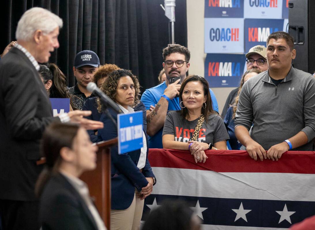 Asistentes escuchan hablar al expresidente Bill Clinton durante una parada de campaña a favor ...