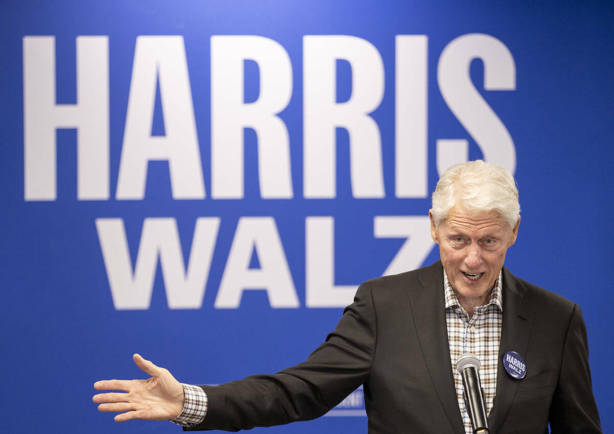 El expresidente Bill Clinton habla durante una parada de campaña a favor de Harris-Walz en el ...