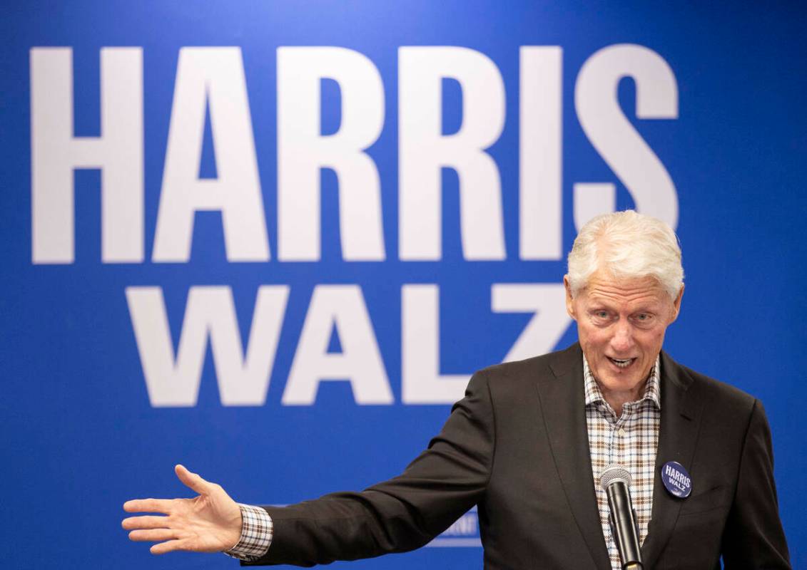 El expresidente Bill Clinton habla durante una parada de campaña a favor de Harris-Walz en el ...