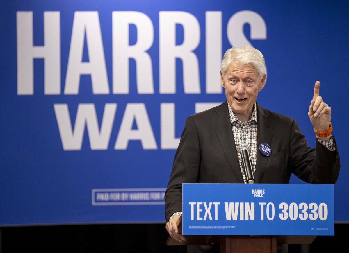 El expresidente Bill Clinton habla durante una parada de campaña a favor de Harris-Walz en el ...