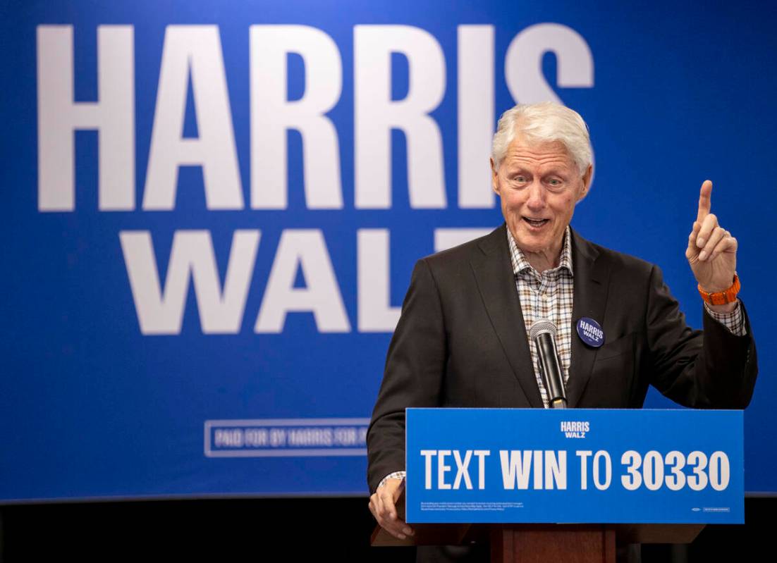 El expresidente Bill Clinton habla durante una parada de campaña a favor de Harris-Walz en el ...