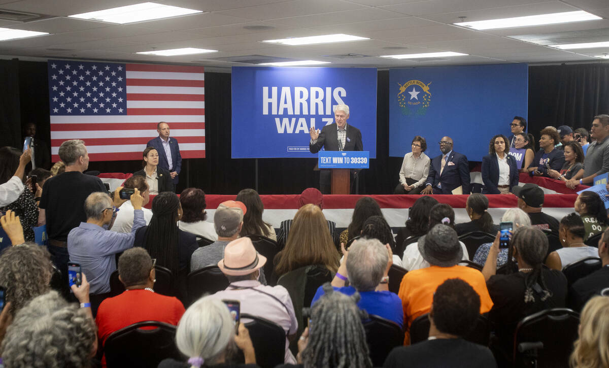 El expresidente Bill Clinton habla durante una parada de campaña a favor de Harris-Walz en el ...