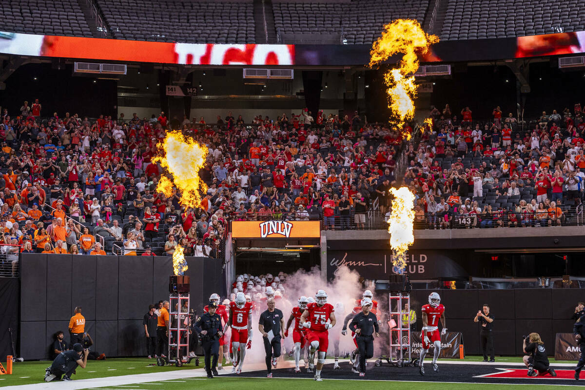 UNLV sale del túnel al campo para enfrentar a Syracuse Orange durante la primera mitad de su p ...