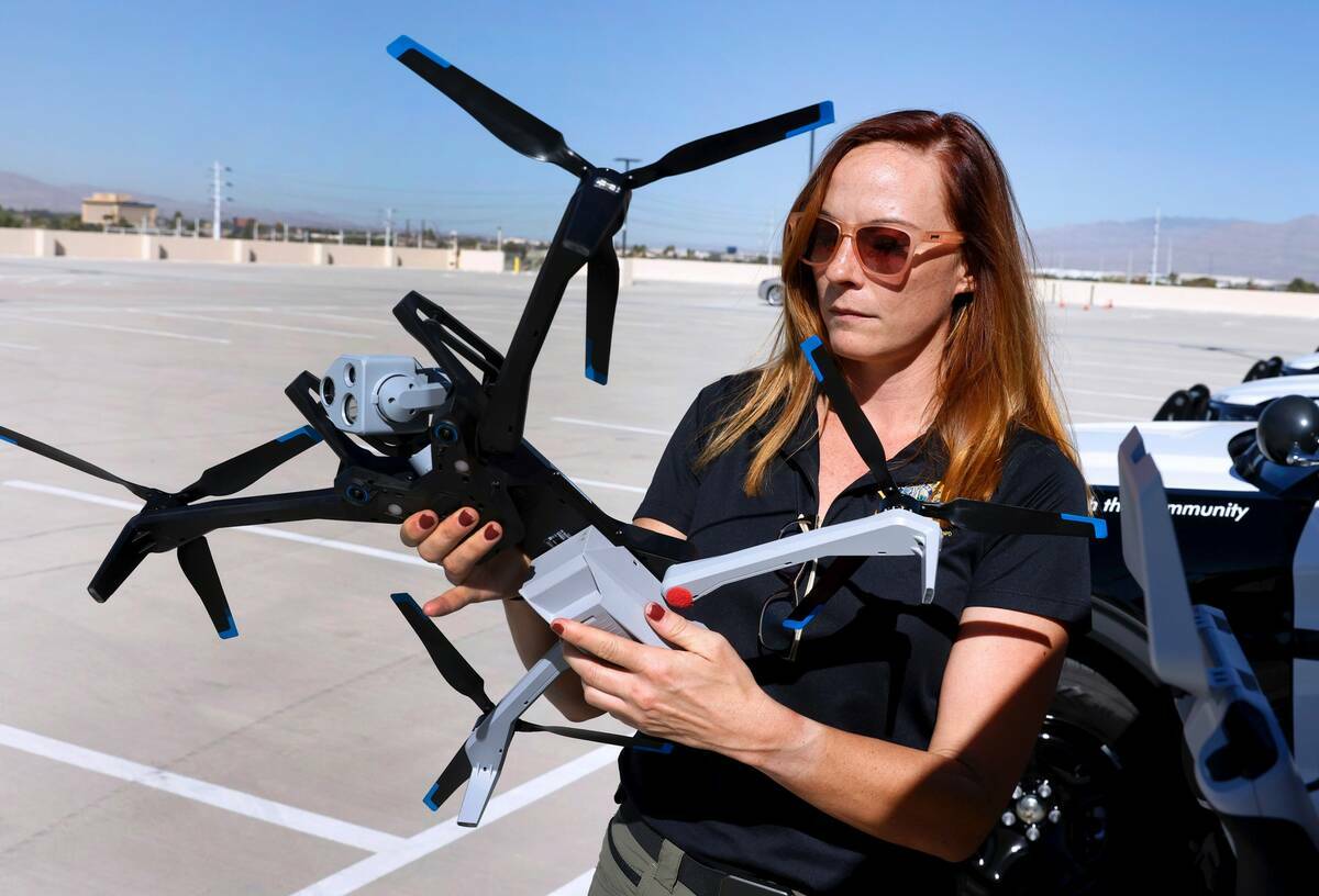 Mary Movius, una operadora de drones civil, muestra un Skydio X10 durante una demostración de ...