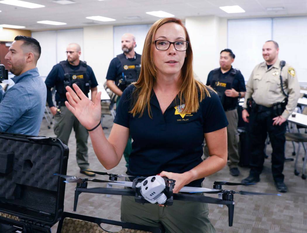 Mary Movius, una operadora de drones civil, ofrece a miembros de los medios una demostración d ...