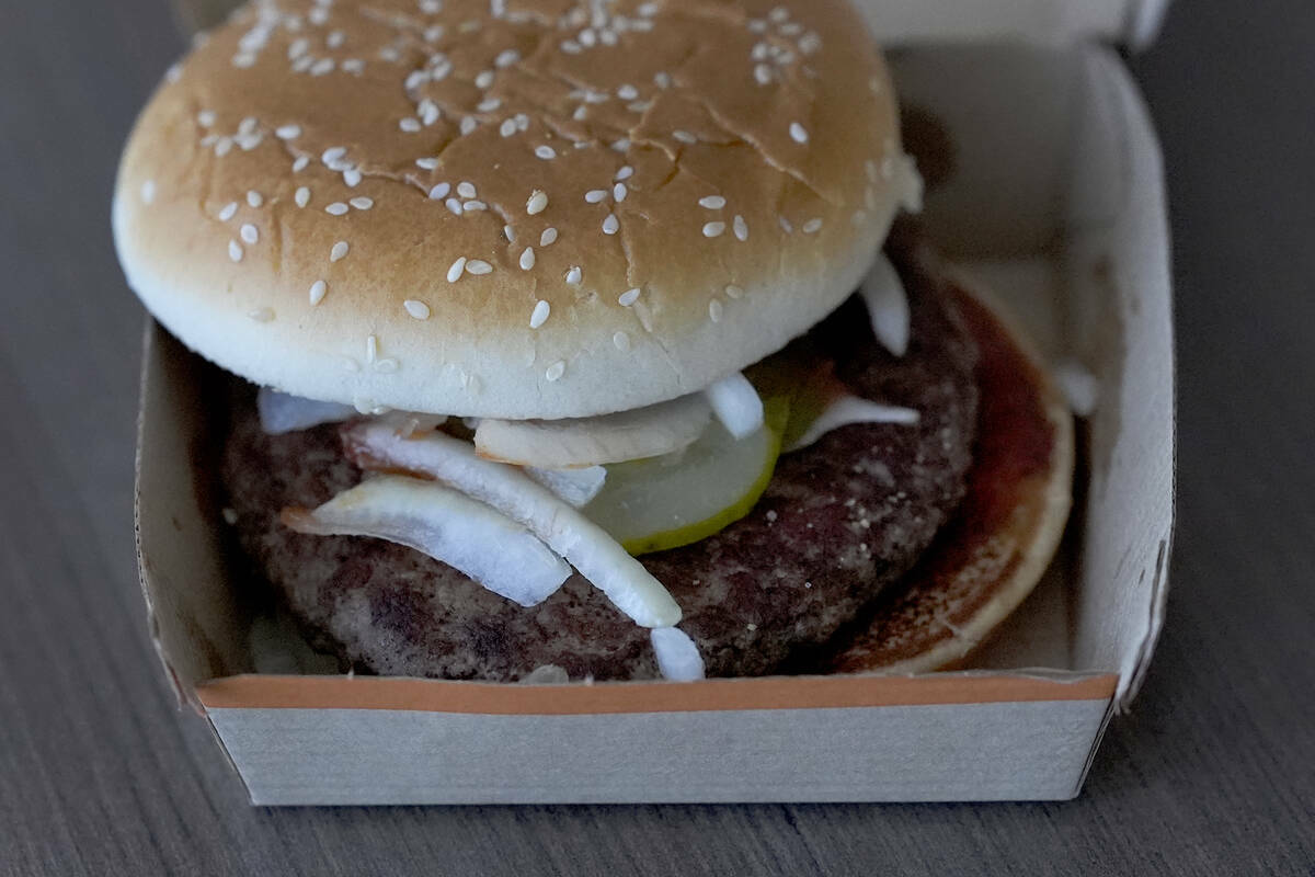 Una hamburguesa Quarter Pound de McDonald's comprada, el miércoles 23 de octubre de 2024, en C ...