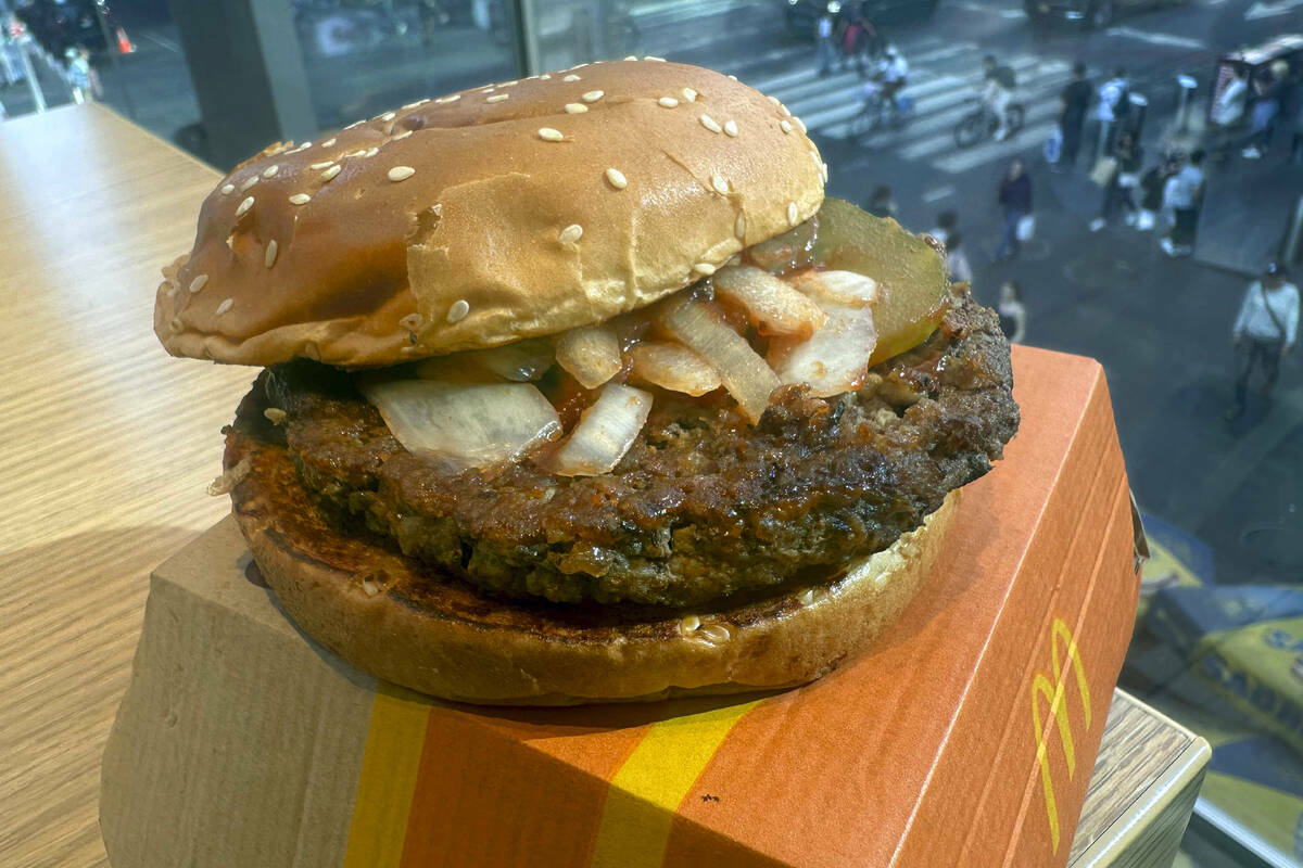 En esta fotografía se muestra una hamburguesa Quarter Pounder de McDonald's, en Times Square d ...