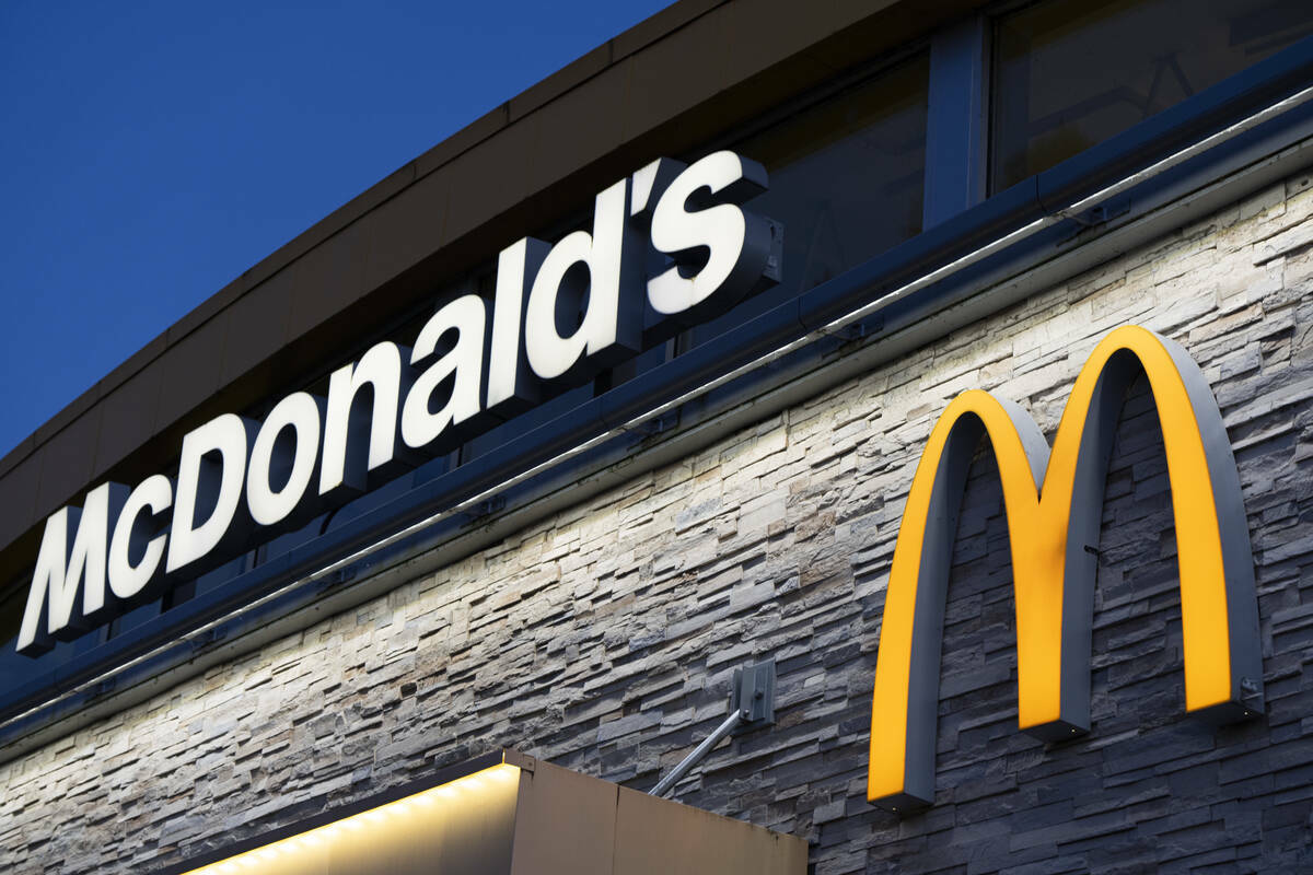 Un letrero en un restaurante McDonald's mostrado el 29 de abril de 2024, en Albany, Oregón. (A ...