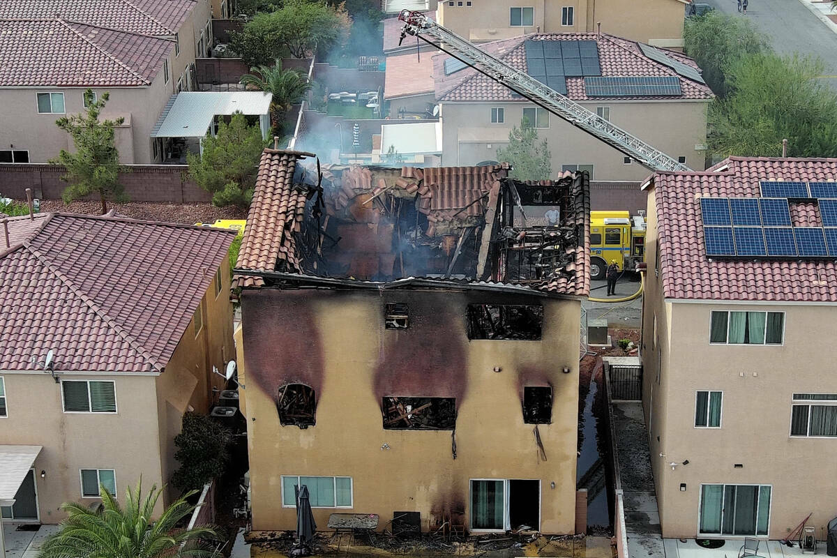 Los restos de una casa carbonizada vistos después de un incendio en la madrugada en 8332 Langh ...