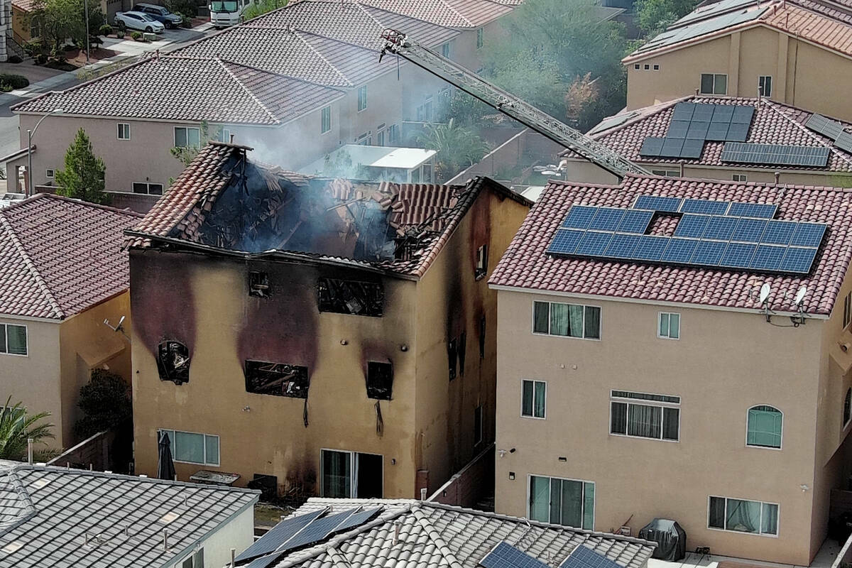 Los restos de una casa carbonizada vistos después de un incendio en la madrugada en 8332 Langh ...