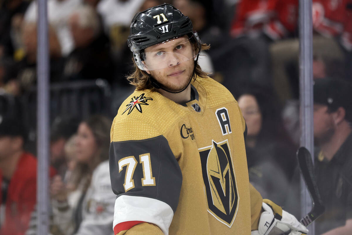 El centro de los Golden Knights William Karlsson (71) patina alrededor de la red después de qu ...