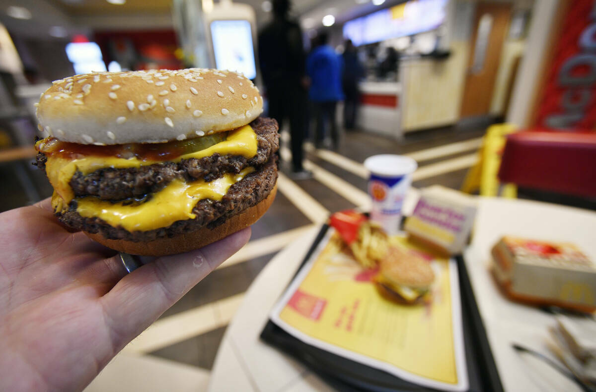 ARCHIVO – Una hamburguesa Double Quarter Pounder de McDonald's se muestra el 6 de marzo de 20 ...