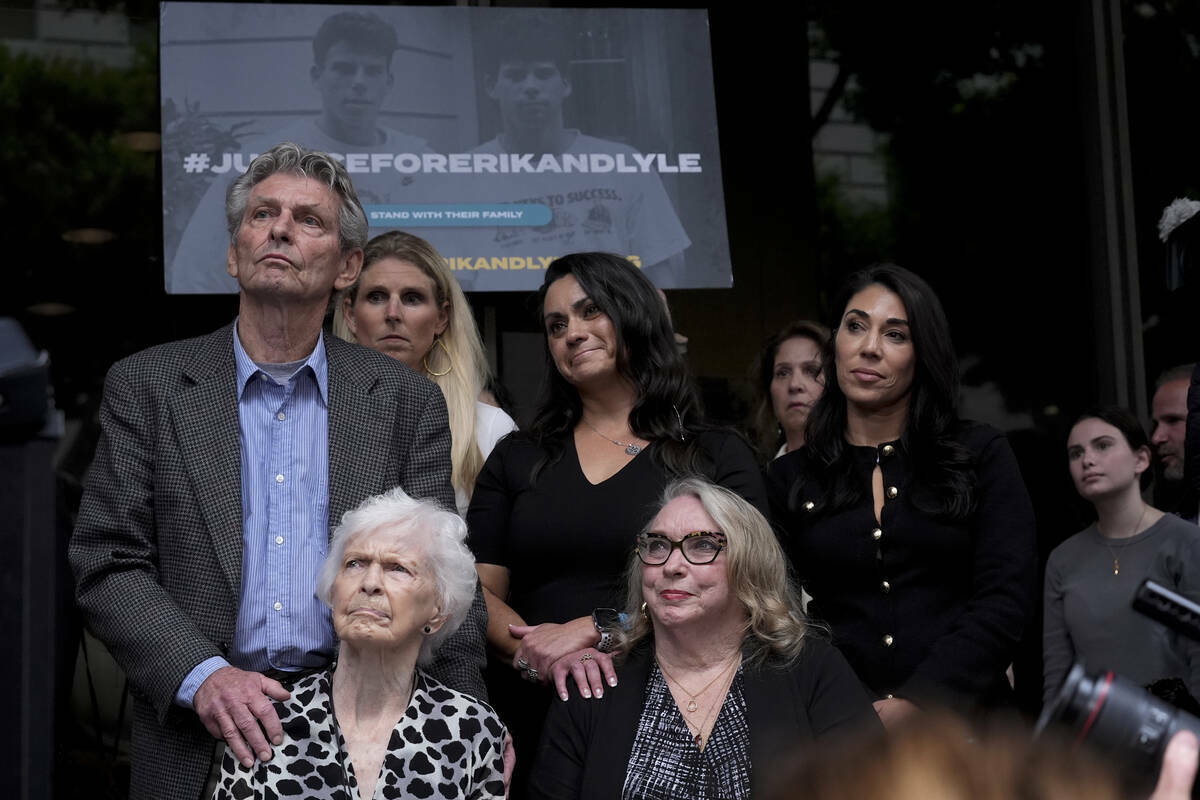 La hermana de Kitty Menéndez, Joan Andersen VanderMolen, abajo a la izquierda, y su sobrina Ka ...