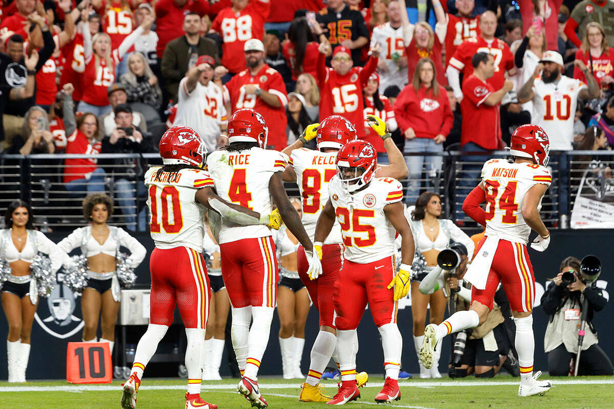 Fanáticos de los Kansas City Chiefs vitorean mientras el wide receiver Rashee Rice (4) celebra ...