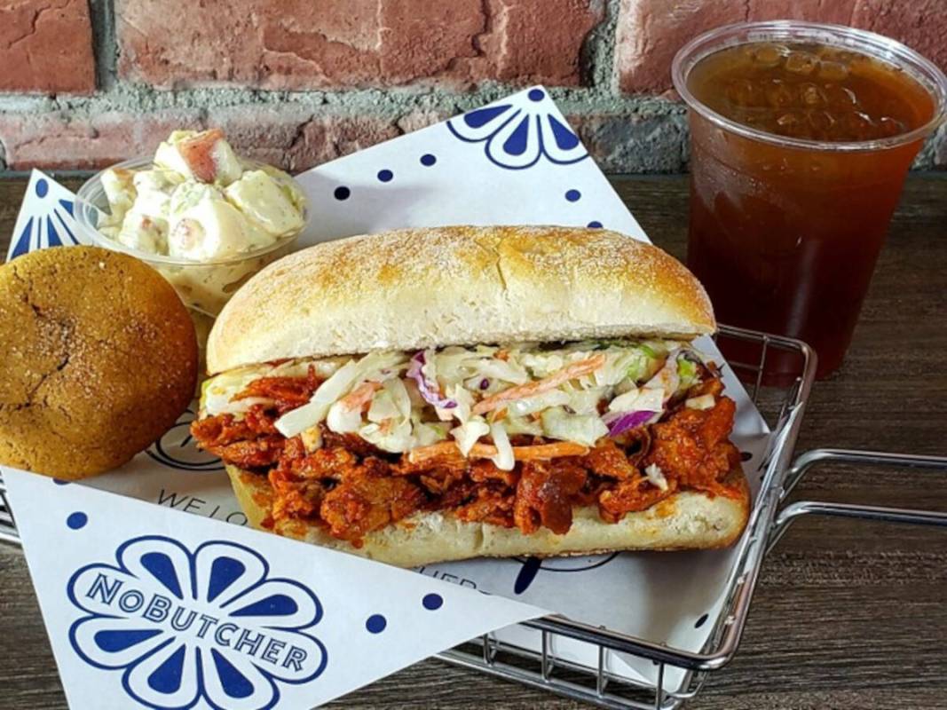 Un sándwich vegano de Pulled NoPork de NoButcher, una tienda de delicatessen y restaurante veg ...