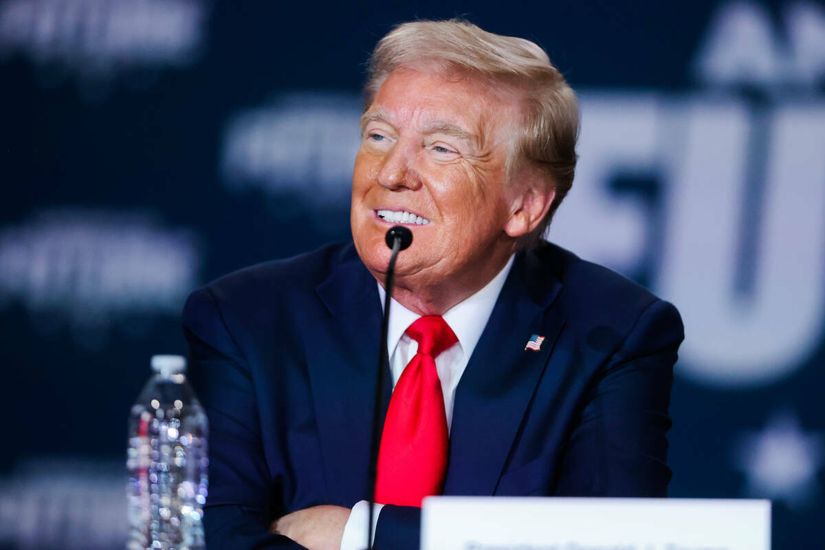 El candidato presidencial republicano, el expresidente Donald Trump, durante una mesa redonda B ...